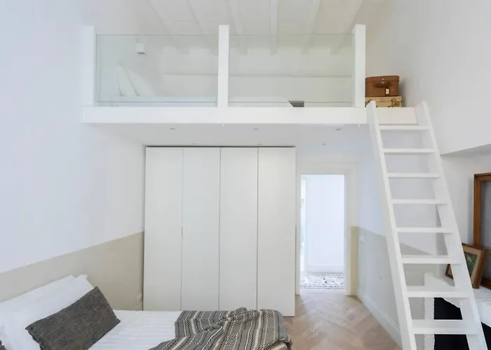 Casa Luce, A Burghesius